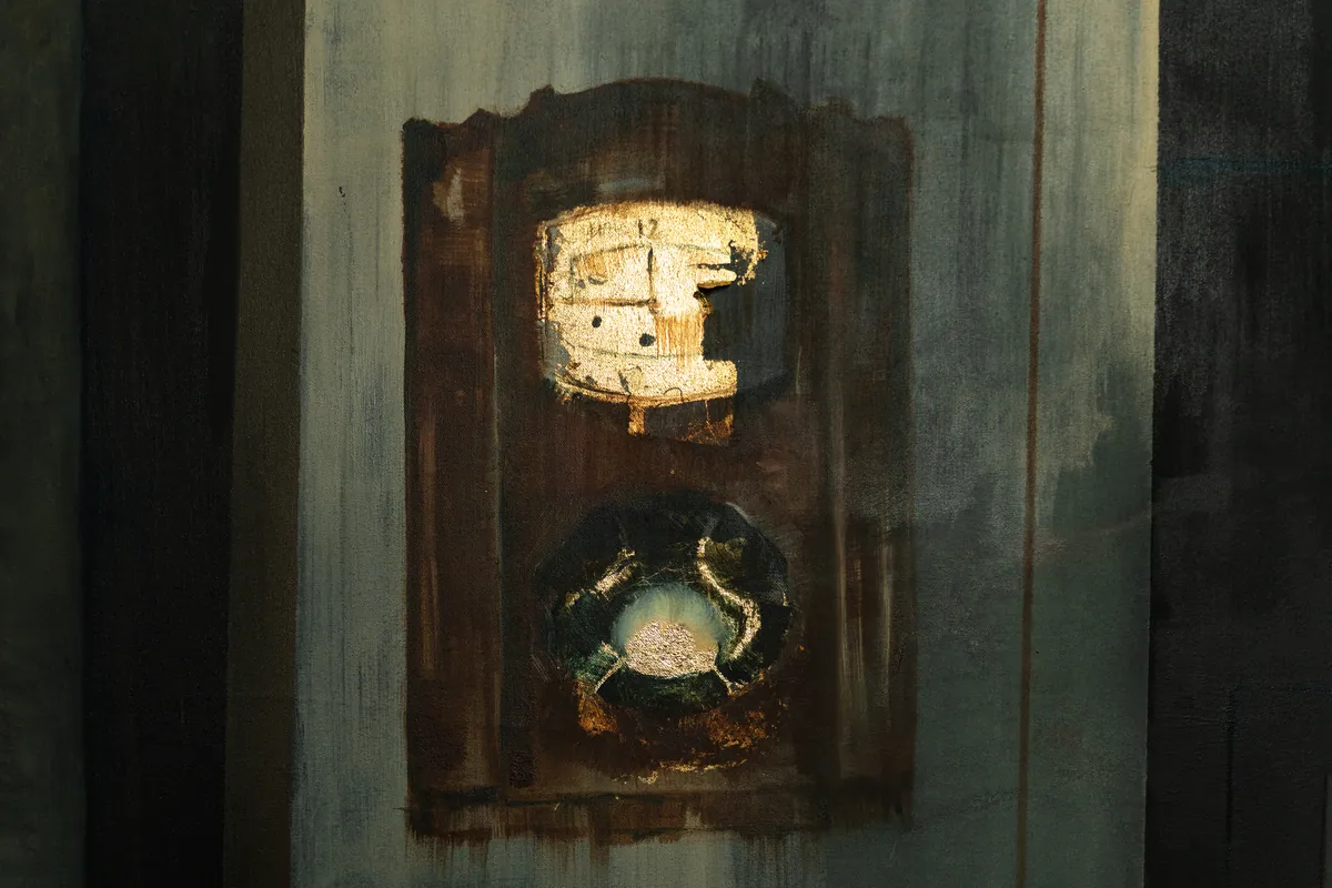 Detail of the wall clock rendered in oxidising schlagmetal leaf
